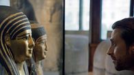 Eine kurze Geschichte über... – Auge in Auge mit Mumienmasken aus der Ptolomäerzeit: Mirko Drotschmann in der Ägyptisch-Orientalischen Sammlung des Kunsthistorischen Museums in Wien. Sie ist mit rund 17 000 Objekten eine der weltweit bedeutendsten Sammlungen ägyptischer Kunst.