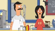 Bob's Burgers – Was sagt Bob (l.) dazu, als seine Frau Linda (r.) und die Kinder unbedingt Kontakt mit ihrem Keller-Geist aufnehmen wollen?; Was sagt Bob (l.) dazu, als seine Frau Linda (r.) und die Kinder unbedingt Kontakt mit ihrem Keller-Geist aufnehmen wollen?
