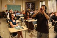 Community – Senor Chang findet heraus, dass bei seinem letzten Spanischtest gespickt wurde und zwingt den Betrüger, sich vor dem gesamten Kurs zu stellen. Anderenfalls droht allen eine Sechs. Annie (Alison Brie, vorne l.), Pierce (Chevy Chase, 3.v.l.), Shirley (Yvette Nicole Brown, M.) und Senor Chang (Ken Jeong, vorne r.) ...