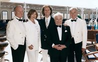 Das Traumschiff – Die Crew des Traumschiffes ist begeistert von dem Konzert, das André Rieu und Rudi Martini gegeben haben. (Horst Naumann, Heide Keller, Andrè Rieu, Horst Bollmann, Siegfried Rauch)