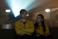 Alex Rider – Alex Rider (Otto Farrant) findet das Verhalten von Ayisha (Shalisha James-Davis) seltsam, denn sie spricht und bewegt sich wie ein Roboter.