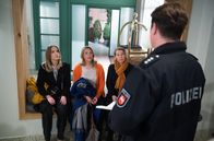 Rote Rosen – Die Fährmann-Frauen schaffen es, Jakobs Wiederauferstehung als Missverständnis und schlechten Scherz abzutun. Mit Amelie (Lara-Isabelle Rentinck, l.), Britta (Jelena Mitschke, 2 v.l), Inken (Julia Weden, 2 v.r) und Bernd (Tim Olrik Stöneberg, r.)