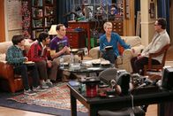 The Big Bang Theory – Während Howard (Simon Helberg, l.), Raj (Kunal Nayyar, 2.v.l.), Sheldon (Jim Parsons, M.) und Leonard (Johnny Galecki, r.) ihre Abschlussball-Erfahrungen austauschen, sucht Penny (Kaley Cuoco, 2.v.r.) nach einem Ausweg ...