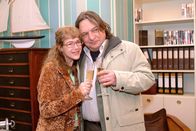Verliebt in Berlin – Damit hatte niemand gerechnet - am wenigsten Lisa (Alexandra Neldel, l.): Umso mehr freut sie sich mit ihrem Vater (Volker Herold, r.) über seinen neuen Job. (Dieses Foto von Alexandra Neldel darf nur in Zusammenhang mit der Berichterstattung über die Serie "Verliebt in Berlin" veröffentlicht und verbreitet werden.)