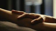 Leschs Kosmos – Berührung führt zum Ausschütten von Hormonen, die Schmerzen und Angst mindern. Forschende ermitteln die idealen Bedingungen für eine optimale Reaktion des Körper.