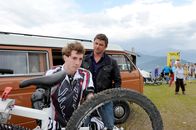 Der Bergdoktor – Martin Gruber (Hans Sigl, hinten) versucht Simon (Constantin Gastmann) von seinem geplanten Mountainbikerennen abzubringen.