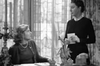 Rebecca – Die heimliche Herrin auf dem Landgut Manderley: Haushälterin Mrs. Danvers (Judith Anderson, re.) schüchtert ihre neue Vorgesetzte Mrs. de Winter (Joan Fontaine, li.) ein.; Zur ARTE-Sendung Rebecca Die heimliche Herrin auf dem Landgut Manderley: Haushälterin Mrs. Danvers (Judith Anderson, re.) schüchtert ihre neue Vorgesetzte Mrs. de Winter (Joan Fontaine, li.) ein.