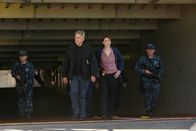Navy CIS – Ermitteln in einem neuen Fall: Gibbs (Mark Harmon, 2.v.l.) und Special Agent Abigail Borin (Diane Neal, 2.v.r.) ...