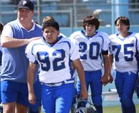 Modern Family – Vorne, v.li.: Cameron Tucker (Eric Stonestreet), Manny Delgado (Rico Rodriguez).