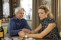 Anna und die Liebe – Robert (Mathieu Carrière, l.) ahnt nicht, wie Maja (Barbara Lanz, r.) zumute ist ...