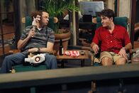 Two and a Half Men – Schmieden einen Plan, wie sie wieder Herr im Haus werden könnten: Alan (Jon Cryer, l.) und Charlie (Charlie Sheen, r.) ...