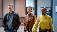 Tatort – Zum Ermittlungsteam BKA-Kommissar Thorsten Falke (Wotan Wilke Möhring) und Kommissarin der Kripo Hannover Yael Feldman (Peri Baumeister) im Mordfall stößt die KI-Expertin, Hauptkommissarin Anaïs Schmitz (Florence Kasumba, re.) zu den Ermittlern.