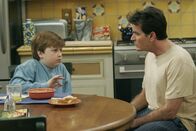 Two and a Half Men – Helfen sich gegenseitig aus der Patsche: Charlie (Charlie Sheen, r.) und Jake (Angus T. Jones, l.) ...