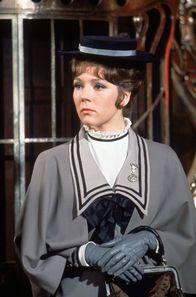 Mörder GmbH – Die aufstrebende Journalistin Sonya Winter (Diana Rigg) ist auf der Suche nach einer Sensationsnachricht.