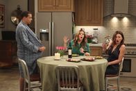 Two and a Half Men – Eine etwas unschöne Situation: Brooke (Aly Michalka, r.), Jenny (Amber Tamblyn, M.) und Alan (Jon Cryer, l.) ...