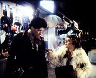Saturday Night Fever – Als Tänzer wird Tony (John Travolta) von allen Mädchen umschwärmt. Auch Annette (Donna Pescow) hat sich in ihn verknallt.