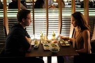 Suits – Mike (Patrick J. Adams) und Rachel (Meghan Markle) wollen ihrer Beziehung eine echte Chance geben doch Mikes Geheimnis, das ihn mit Harvey verbindet, steht zwischen ihnen.