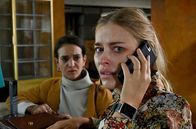 Tatort – Anna Schneider (Milena Tscharntke) telefoniert verzweifelt mit ihrem Peiniger, daneben steht hilflos ihre Mitarbeiterin Ronja (Lili Zahavi)