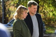 Der Samstagskrimi: München Mord – Angelika Flierl (Bernadette Heerwagen) und Harald Neuhauser (Marcus Mittermeier) werfen Katrin Markgraf Betrug vor, doch diese weist die Behauptungen geschickt von sich.