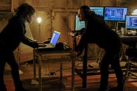 MacGyver – Tristin Mays (Riley Davis, li.), Ronnie Gene Blevins (Cyclone).