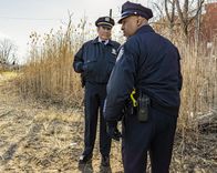 East New York – Captain Stan Yenko (Richard Kind, l.); Officer Marvin Sandeford (Ruben Santiago-Hudson, r.)
