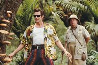 Ace Ventura - Jetzt wird's wild – Ace Venturas (Jim Carrey, l.) unkonventionelle Art erstaunt Missionar Fulton Greenwall (Ian McNeice, r.) immer wieder.