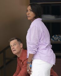 9-1-1 Notruf L.A. – Bobby Nash (Peter Krause, r.); Athena Grant (Angela Bassett, r.)