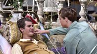 Solange ich atme – Robin Cavendish (Andrew Garfield) mit seinem Sohn Jonathan (Dean-Charles Chapman, re.)