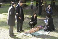 Castle – v.l.), Kate Beckett (Stana Katic, M.) und Lanie Parish (Tamala Jones, r.) untersuchen die Leiche einer jungen Frau (Vanessa Motta, liegend), die auf einem Spielplatz gefunden wurde.