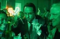 Tatort – Prof. Karl-Friedrich Boerne (Jan Josef Liefers, M.) ist völlig begeistert von den "Energy" Drinks auf der Studentenparty, was Frank Thiel (Axel Prahl, r.) amüsiert beobachtet.