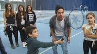 CheXperiment – Checker Tobi spielt mit den Kindern Seifenblasen-Tennis.