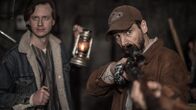 Dark Encounter – Ray (Mel Raido, r.) und Billy Anderson (Sid Phoenix, l.) sind bereit, sich mit Waffengewalt zu verteidigen.