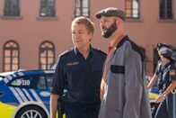 Die Rosenheim-Cops – Polizeihauptmeister Michi Mohr (Max Müller, l.) und Hausmeister Hannes Winkler (Steffen Wolf, r.) fragen sich, was vor dem Kommissariat los ist.