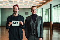100 Dinge – L-R: Paul Konaske (Florian David Fitz) und Anton Katz (Matthias Schweighöfer)