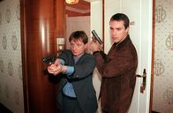 Kommissar Rex – (v.li.) Heinz Weixelbraun (Christian Böck), Gedeon Burkhard (Alexander Brandtner).