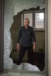 Mr. Inbetween – Ray Shoesmith (Scott Ryan)