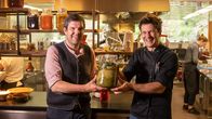 freizeit – Hotelbesitzer Gregor Wenter (links) und Küchenchef Mattia Baroni haben ein neuartiges Küchenerlebnis kreiert: LAFUGA. Was in etwa heißt, nachhaltig kochen, nach dem no waste-Prinzip und auf den Grundlagen der Fermentation und des Garum.