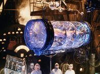 12 Monkeys – James Cole (Bruce Willis) wird mit einer Zeitmaschine in die Zukunft geschickt.