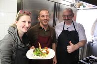 Verrückt nach Meer – Küchenpraktikantin Elisabeth (links) und der Küchenchef der Grand Lady Christian Seegatz (rechts) bekommen von Patrick Hartl, dem Betreiber eines Restaurants auf Gran Canaria, in dessen Restaurant einige Spezialitäten präsentiert. Sie dürfen mitkochen und so wird der Küchenchef wieder zum Lehrling.