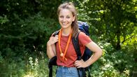 Checkerin Marina – Marina übernachtet bei einem großen Pfadfinderlager im Zelt, macht Feuer und liest Spuren.