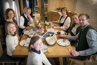 Zu Tisch ... – Familie Knaller am Weihnachtstisch vom Gralhof