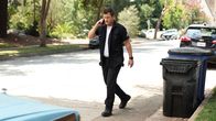 The Rookie – Officer John Nolan (Nathan Fillion) wird von Rosalind Dyer am Telefon gezwungen, seinen Gürtel, Ausweis und seine Waffen abzulegen.