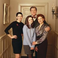 Gilmore Girls – (1. Staffel) - Nachdem Lorelai (Lauren Graham, l.) und auch ihre Tochter Rory (Alexis Bledel, vorne) lange Zeit so gut wie keinen Kontakt zu Emily (Kelly Bishop, r.) und Richard (Edward Herrmann, hinten) hatten, tut Emily alles, um das endlich zu ändern, als sich ihr die Chance bietet. Doch die wöchentlichen Abendessen verlaufen nicht immer, wie geplant ...