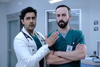 Atlanta Medical – Dr. Devon Pravesh (Manish Dayal, l.); Dr. Irving Feldman (Tasso Feldman)