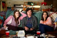 The Middle – (v.l.n.r.) Sue (Eden Sher); Axl (Charlie McDermott); Devin (Gia Mantegna)
