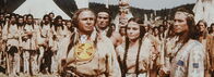 Winnetou II – Erste Friedensverhandlungen drohen, zu scheitern. Da kommt auf Winnetou (Pierre Brice, r.) und Ribanna (Karin Dor, M.) eine schwere Entscheidung zu ...