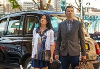Elementary – Gemeinsam reisen sie nach London, um dem Scotland Yard bei der Aufklärung eines Falles behilflich zu sein: Sherlock Holmes (Jonny Lee Miller, r.) und Joan Watson (Lucy Liu, l.) ...