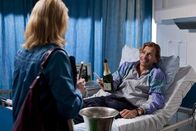 Danni Lowinski – Danni (Annette Frier, l.) hat einen neuen Mandanten. Jens Plesse (Tonio Arango, r.) betreibt aus dem Krankenbett heraus ein blühendes Geschäft mit Sportwetten, was ihm Oberarzt Dr. Meier verbieten will. Danni ist dagegen anderer Meinung und vertritt Plesse vor Gericht ...
