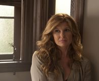 American Horror Story – Die jüngsten Geschehnisse veranlassen Vivien (Connie Britton) dazu, das Haus so schnell wie möglich zu verkaufen, was sich schwieriger gestaltet als gedacht ...
