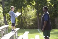 Blind Side - Die große Chance – In der neuen Familie findet Michael (Quinton Aaron, r.) schon bald große Unterstützung: SJ (Jae Head, l.) steht seinem älteren Pflegebruder mit Begeisterung bei ...